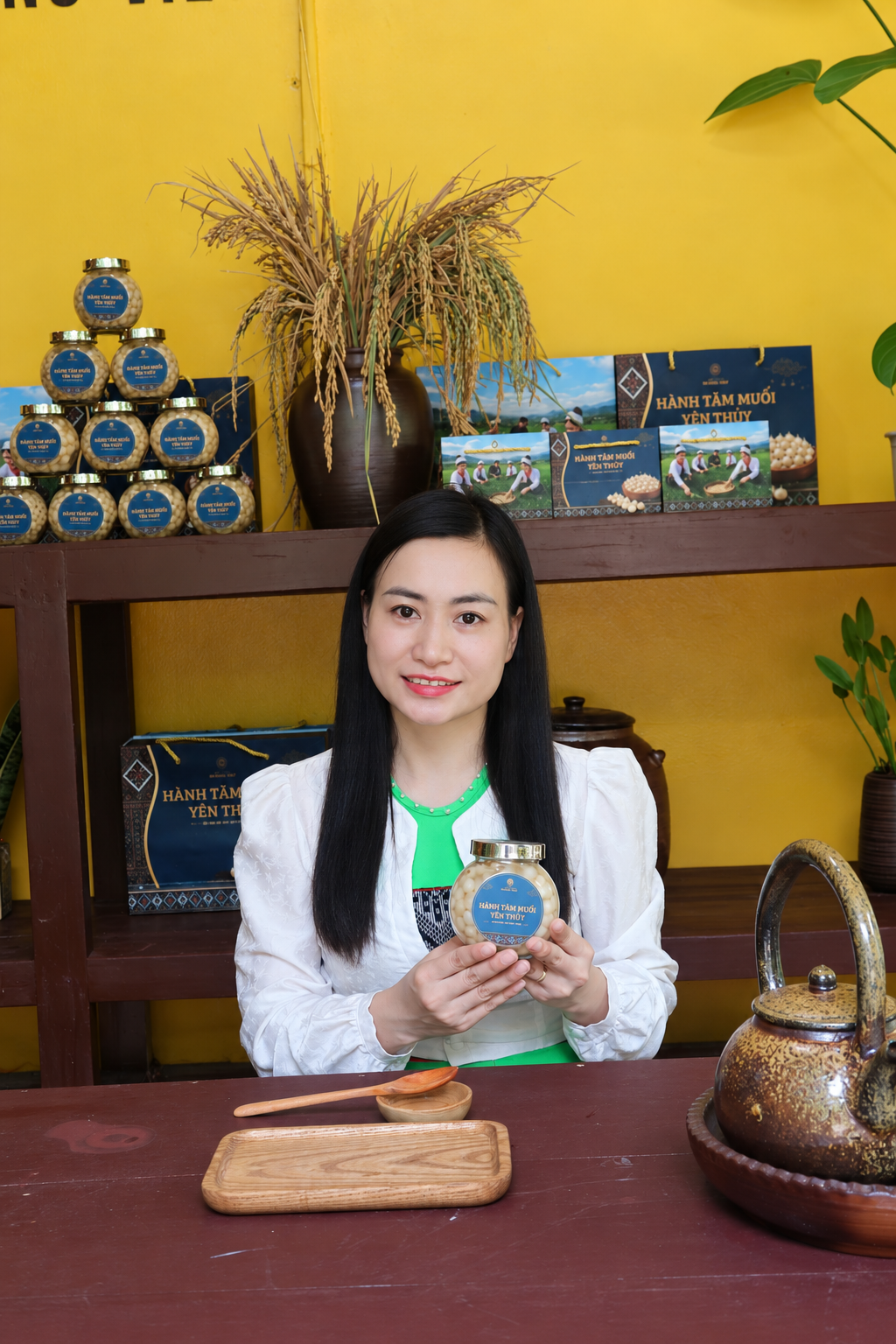 Người phụ nữ Mường Việt giới thiệu hũ Hành tăm muối Yên Thủy